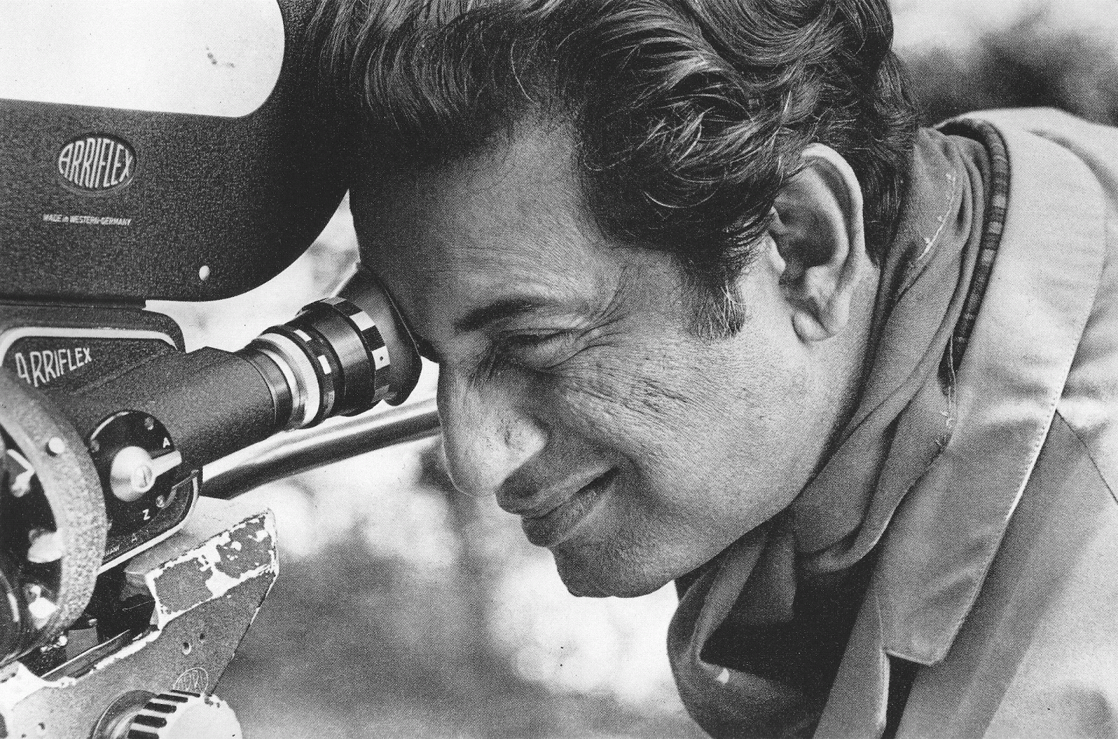 7 Art Cinema | Satyajit Ray | 1955 : La Complainte du sentier (Pather Panchali), 1956 : L'Invaincu (Aparajito), 1958 : La Pierre philosophale (Parash Pathar), 1959 : Le Salon de musique (Jalsaghar), 1959 : Le Monde d'Apu (Apur Sansar), 1960 : La Déesse (Devi), 1961 : Rabindranath Tagore (documentaire), 1961 : Trois Filles (Teen Kanya), 1962 : L'Expédition (Abhijaan), 1963 : La Grande Ville (Mahanagar), 1964 : Charulata, 1965 : Two (court-métrage), 1965 : Le Saint (Mahapurush), 1965 : Le Lâche (Kapurush), 1966 : Le Héros (Nayak), 1966 : Kanchenjungha, 1967 : Le Zoo (Chiriyakhana), 1969 : Les Aventures de Goopy et Bagha (Goopy Gyne Bagha Byne), 1970 : Des jours et des nuits dans la fort (Aranyer Din Ratri), 1971 : Sikkim (documentaire), 1971 : L'Adversaire (Pratidwandi), 1972 : The Inner Eye (documentaire), 1973 : Tonnerres lointains (Ashani Sanket), 1974 : Company Limited (Seemabaddha), 1974 : La Forteresse d'or (Sonar Kella), 1976 : Bala, 1976 : Jana Aranya, 1977 : Les Joueurs d'échecs (Shatranj Ke Khilari), 1979 : Le Dieu Eléphant (Joi Baba Felunath), 1980 : Le Royaume des diamants (Heerak Rajar Deshe), 1981 : Pikoor Diary (court-métrage), 1984 : Délivrance (Sadgati) (tlfilm), 1984 : La Maison et le Monde (Ghare Baire), 1987 : Sukumar Ray (documentaire), 1990 : Un ennemi du peuple (Ganashatru), 1990 : Les Branches de l'arbre (Shakha Proshakha), 1991 : Le Visiteur (Agantuk) | Realisateur, Ecrivain et Compositeur indien bengali | Photographie